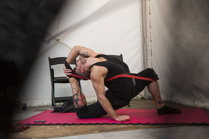 Limbo: Philipp Tigris, Contortionist