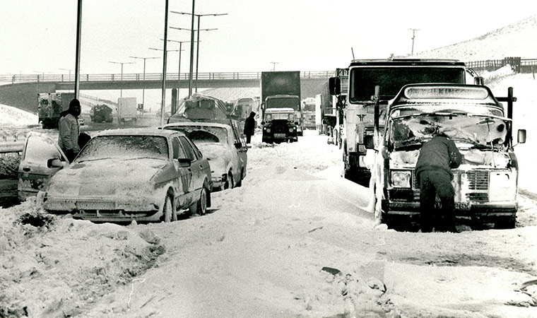 Looking-Back-Snow-drivers: Drivers return to snowbound cars