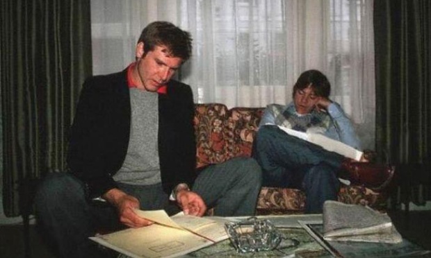 Harrison Ford and Mark Hamill rehearse their lines.