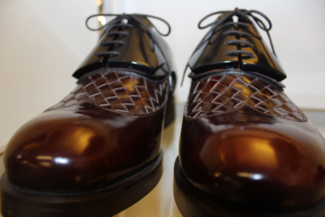 Shoes with lacquer-ware details by Diego Vanassibara