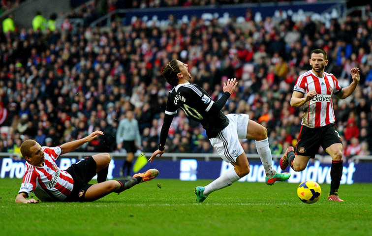sunderland v southampton: Wes Brown tackle