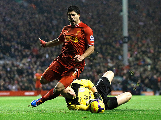 Saturday Round up: Liverpool's Suarez is fouled by Aston Villa goalkeeper Guzan