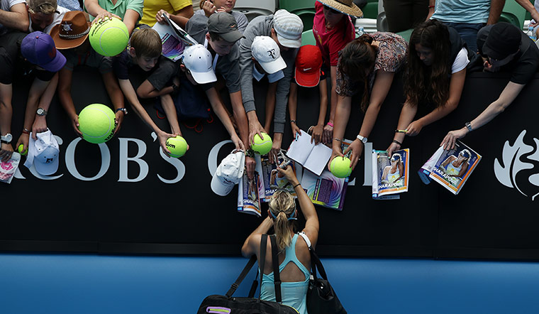 aussie open day 6: Sharapova signs autographs