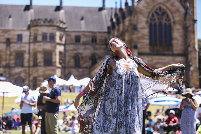 So frenchy: Crowds reacting to the music 