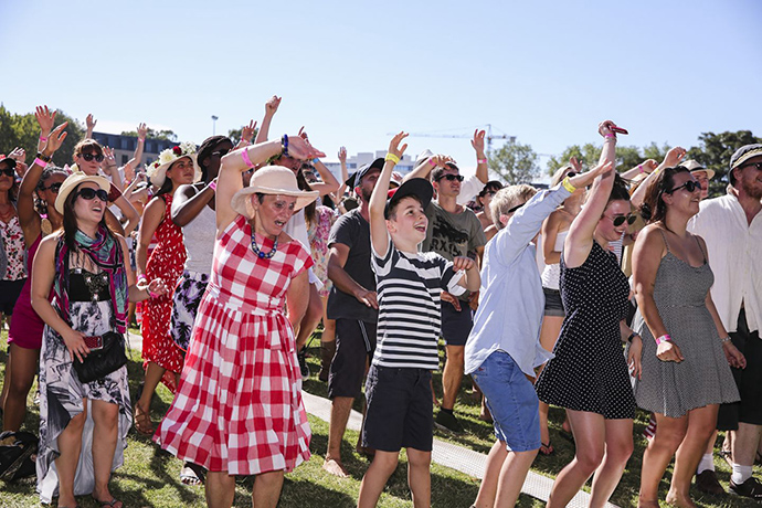 So frenchy: Crowds dancing to Fefe