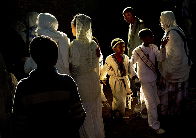 FTA: Carl de Souza: Ethiopian Orthodox christians walk towards the Fasilides baths