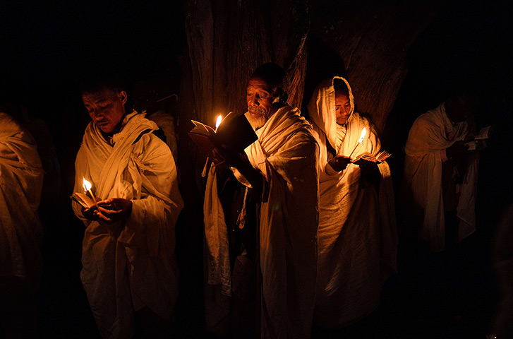 FTA: Carl de Souza: Pilgrims pray by candlelight
