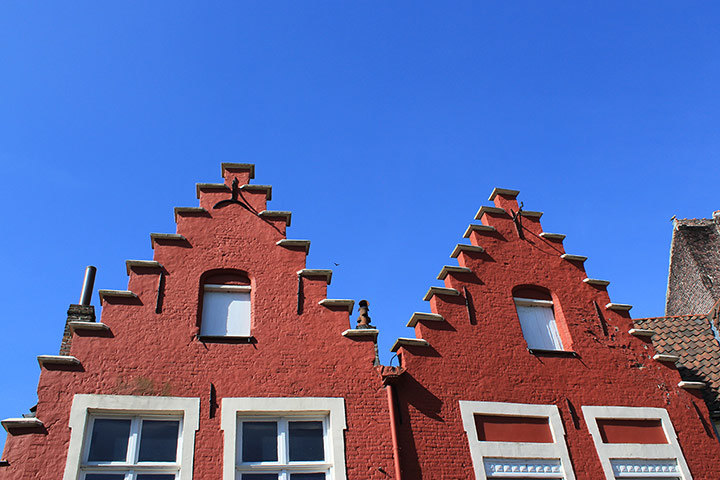 Your Pictures - Zigzag: red houses against a blue sky