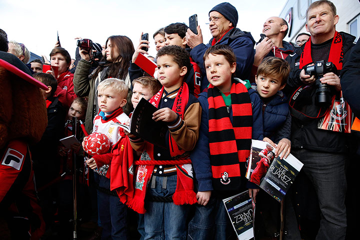 Bournemouth v Liverpool: Fans waiting to get Luis Suarez's autograph