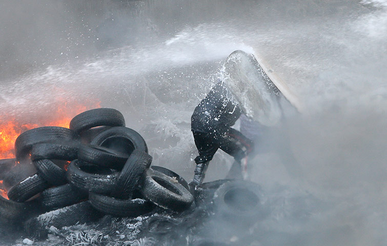 Ukraine: Riot police use water cannon on the protesters