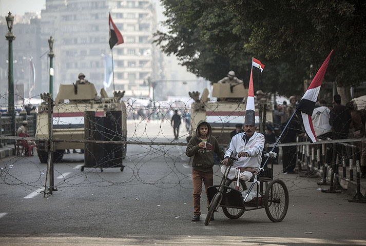 Cairo protest: Egyptian supporters make their way to the rally