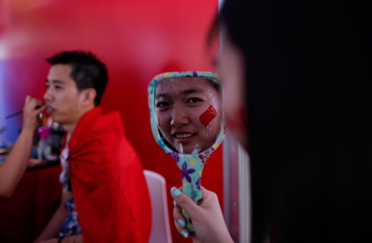 women's final: Fans of Li Na paint their faces before start of the final