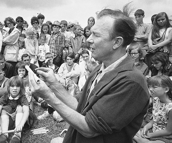 Pete Seeger: Seeger conducts an instrument-making session on Children's Day at the Newpo