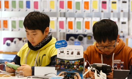 People try out Samsung Galaxy phones at the Samsung Electronics' headquarters in Seoul January 23, 2014. The South Korean company dominated the smartphone market.