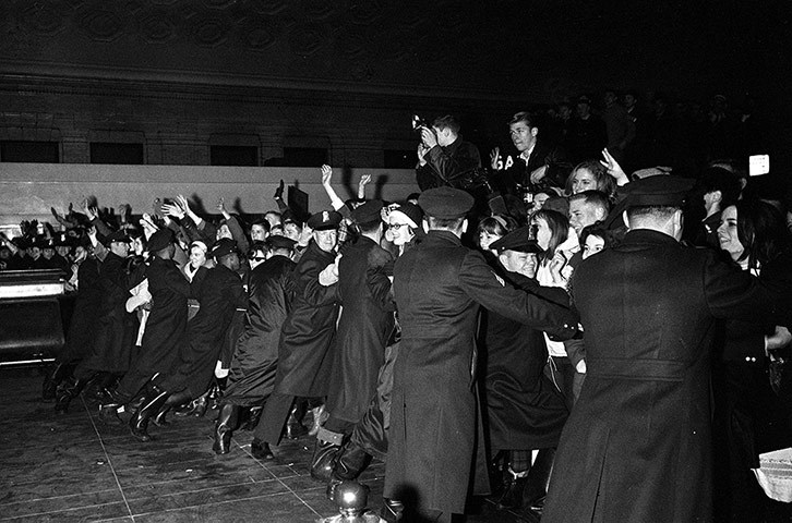 Beatles in America: police try to hold back thousands of enthusiastic fans in New York 