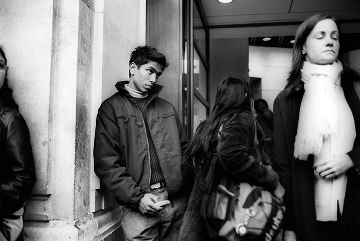 Olmos street photography: Antonio Olmos street photography - A young boy with a mobile Oxford Street
