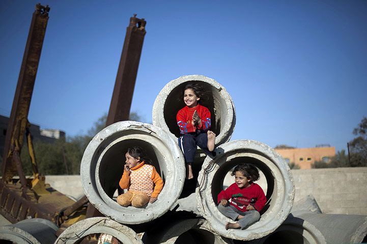20 Photos: Palestinian children play with concrete in Gaza City