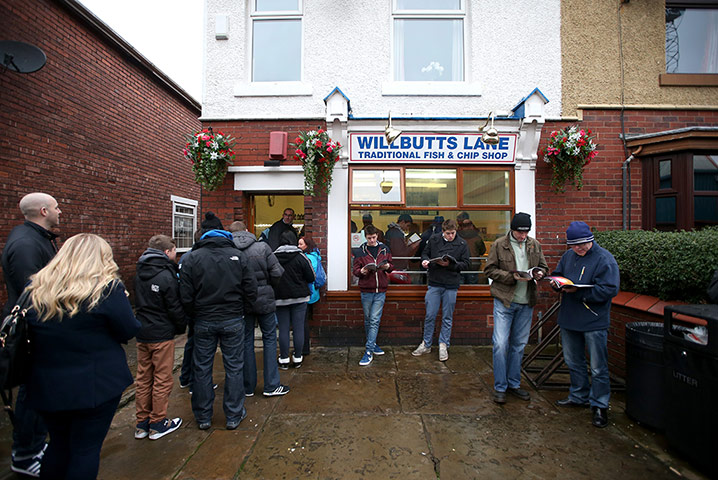 FA Cup 3rd round: Fans queue at a chip shop