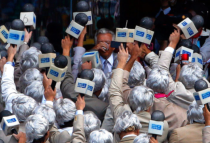 test day 3: Former Australian prime minister Hawke drinks a beer