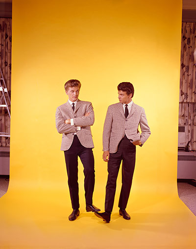 Phil Everly: Studio portrait the Everly Brothers, Phil (left) and Don, New York, 1960
