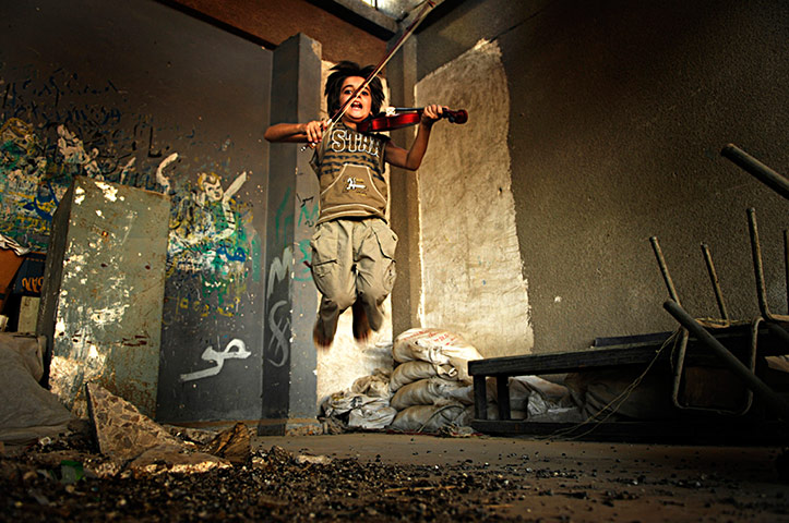 Big Picture - Iraq Flying: boy in Iraq jumping
