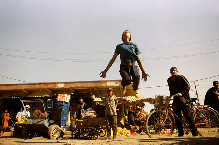 Big Picture - Iraq Flying: Iraqi person jumping in street