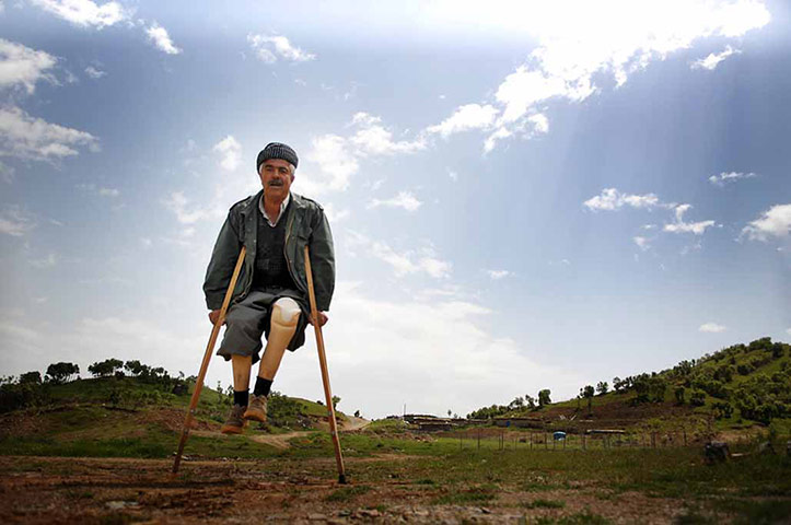 Big Picture - Iraq Flying: Iraqi on crutches jumping
