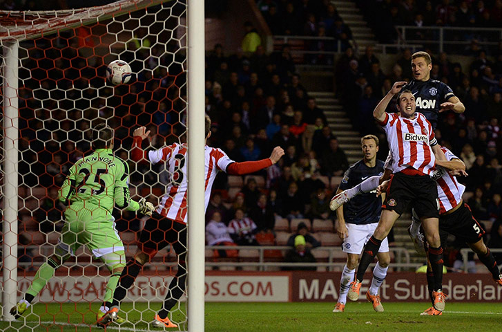 Sunderland versus Utd: Manchester United's Vidic scores 