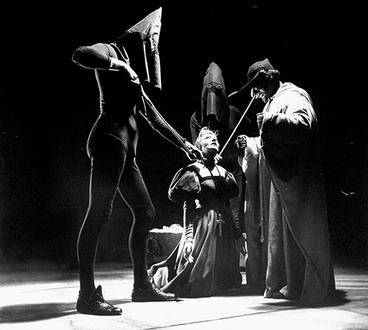 Duchess of Malfi: Elisabeth Bergner (kneeling) in The Duchess of Malfi, 1946