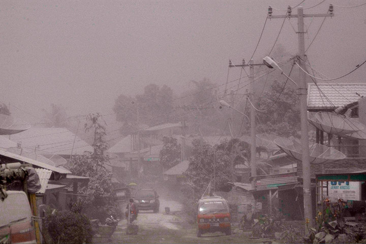 Mount Sinabung volcano: Villagers Panic As Mount Sinabung's Volcanic Ash Reaches Their Homes