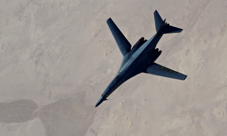 US aircraft refuels after airstrikes on Islamic State jihadists in Syria