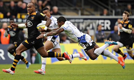 The Wasps wing Sailosi Tagicakibau evades Bath's Semesa Rokoduguni to cross for the deciding try.