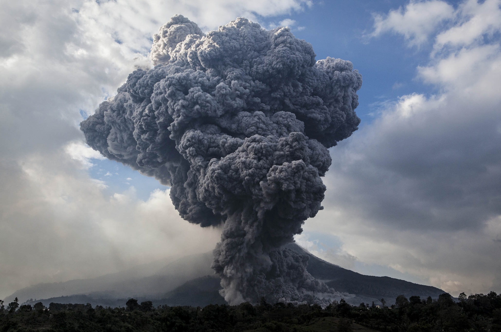Слоты вулкан извержение