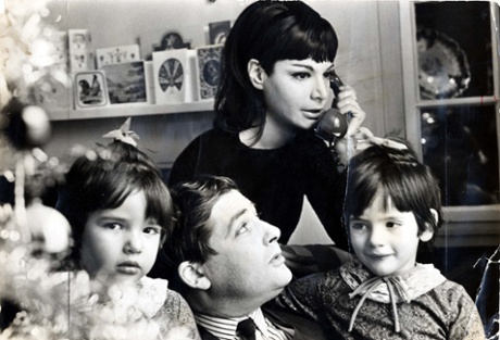 Six-year-old Nigella, left, at home with her father Nigel, mother Vanessa and sister Thomasina in 1965.