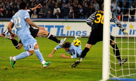 Edinson Cavani stoops (very low) to conquer.
