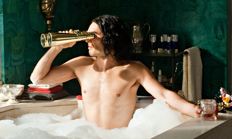 Russell Brand in the bath, in the film Arthur