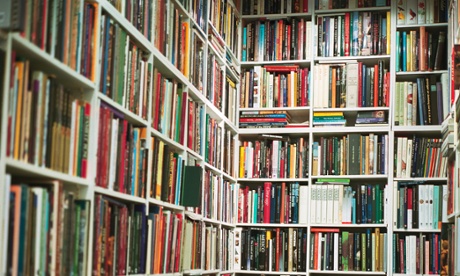 May 2002 --- Walls of Books at generic Book Shop, books on shelves library --- Image by Helen King/CORBISbookshelf