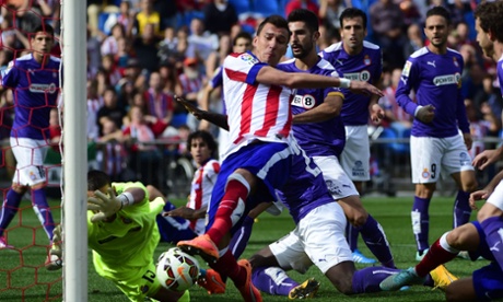 Atlético Madrid's Croatian forward Mario Mandzukic  vies with Espanyol's goalkeeper Kiko Casilla.