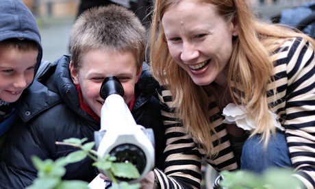 Victoria Henshaw on a family smellwalk in Manchester, 2013.