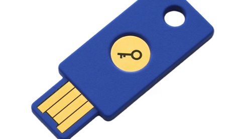 La nueva clave de seguridad USB de Google funcionará con dispositivos de terceros, como éste de Yubico.