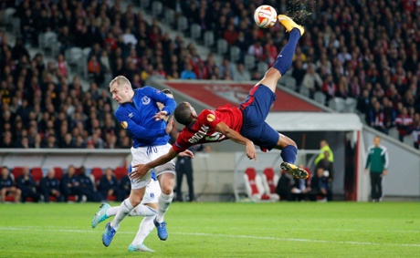 Ronny Rodelin tries the spectacular.