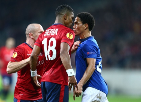 Florent Balmont tries to separate Franck Beria and Steven Pienaar, who receive yellow cards for their trouble.