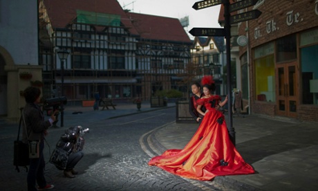 Chinese newlyweds pose for wedding photo