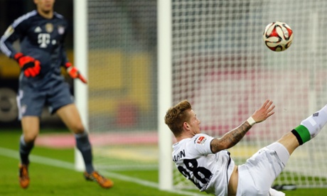 Andre Hahn struggles to collect an over-hit long pass.