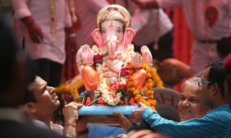 Ganesh es llevada por los devotos en una procesión religiosa en Nueva Delhi