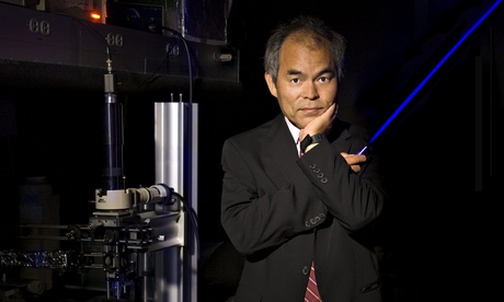 Shuji Nakamura, elinde mavi laseriyle...