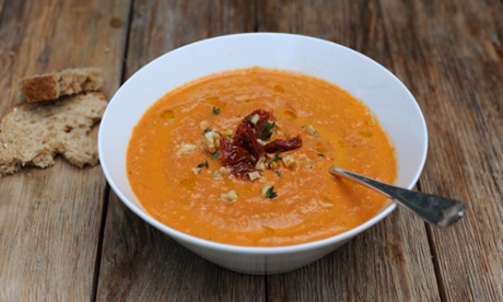 Spicy tomato soup with leeks and walnuts