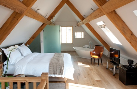 Modern and minimalist decor at Eckington Manor