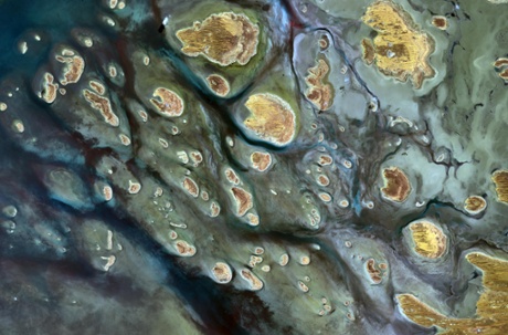 Lake Mackay is the largest of hundreds of ephemeral lakes scattered throughout Western Australia and the Northern Territory