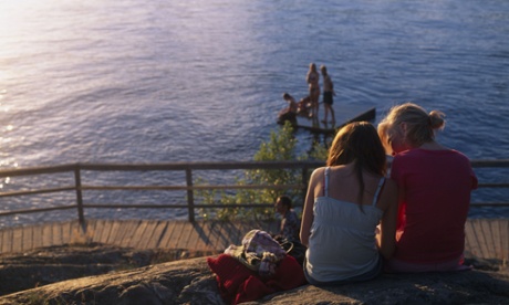 A1GX8P 14 ayriga kompisar pratar med varandra14ayrigakompisarpratarmedvarandraTeenagerSummerSunsetTalkWaterStockholmFeelingVinterviken